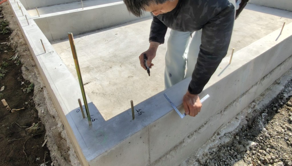 【施工現場コラムに②】2Dを3Dにする“墨出し”